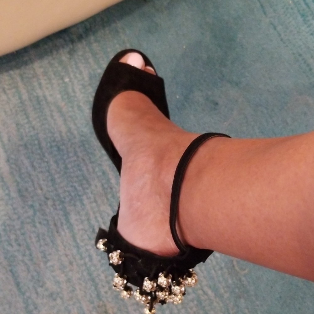 BCBG Maxazria Blk suede peak toe shoe
